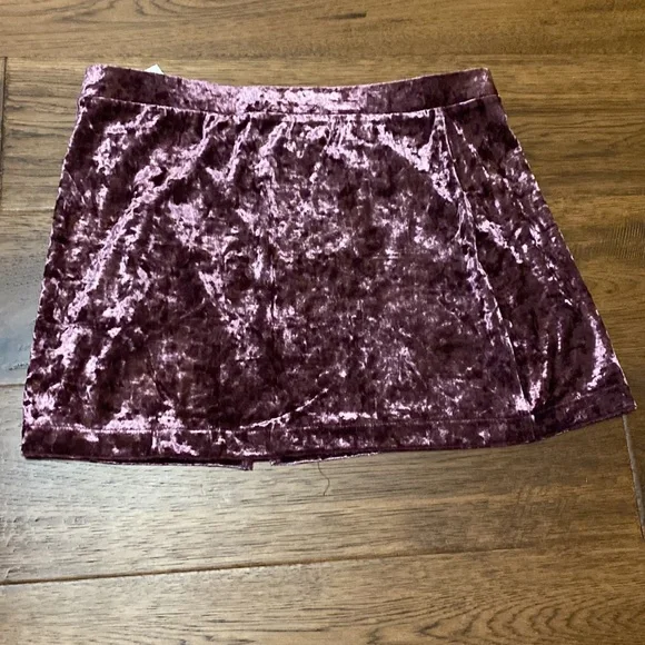 Abound mini skirt with slit. BNWT - Picture 4 of 5